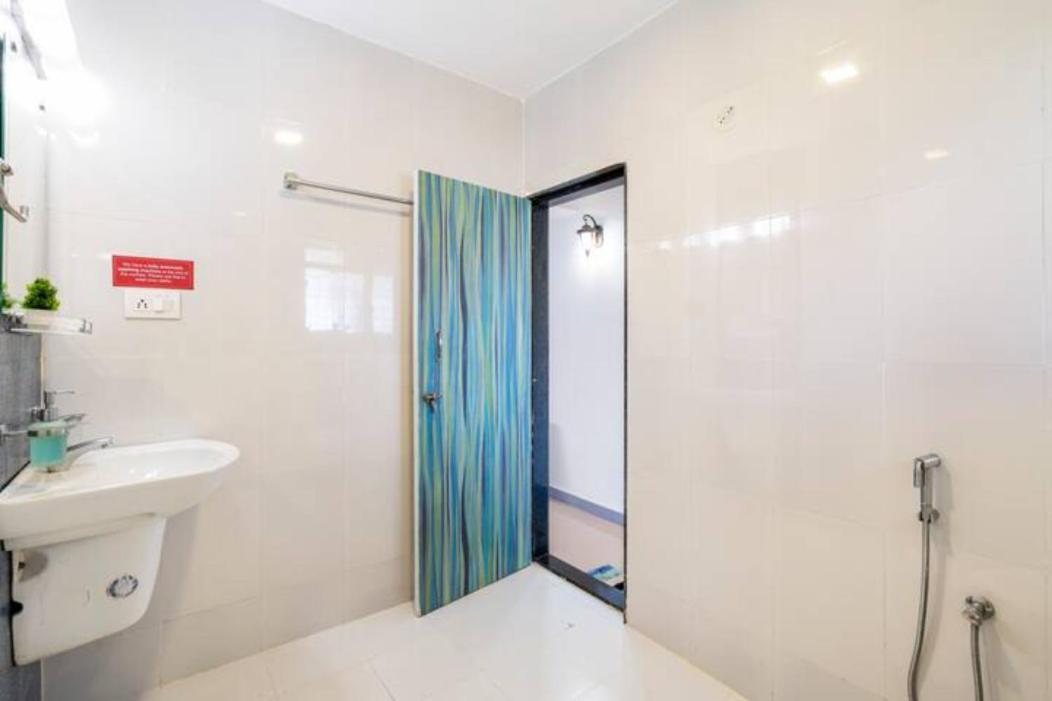 Serene Escape: Beachside 1BHK with Pool & Garden Views Colva Exterior photo
